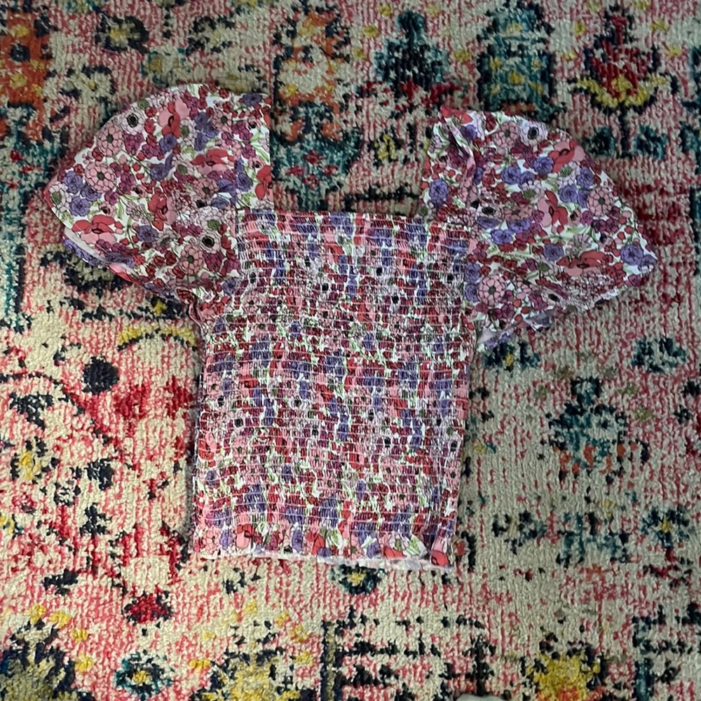 Flower printed top. Fitted on the torso loose on the arms
